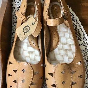 BORN Women’s Flat Tan Cutout shoes 9.5 New?W tag